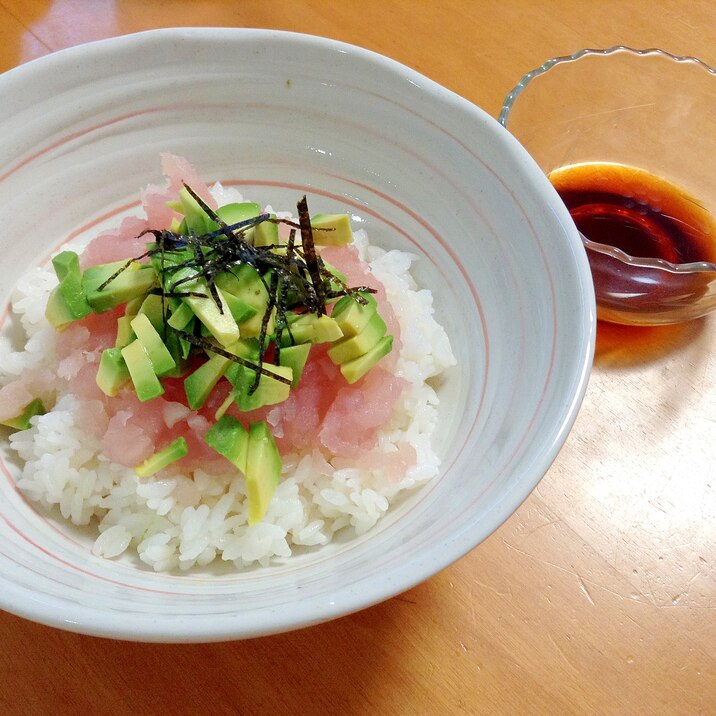 まぐろアボカド丼